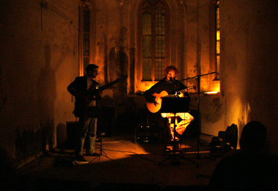 peryton mit dem bassisten daniel verdier live im hospital sankt gertraude, stendal. aufnahme: herbert otto. stendal, 06. oktober 2006